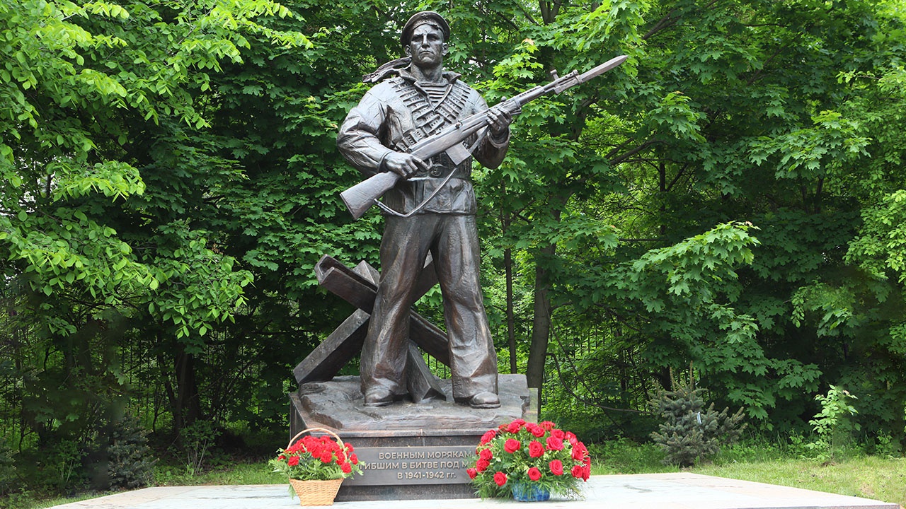 Памятник погибшим морякам в битве под Москвой